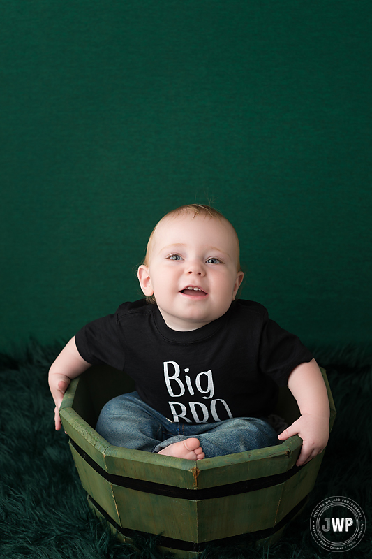 green backdrop bucket fur birthday boy Kingston first birthday photographer