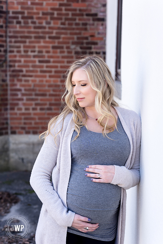 pregnant mother sweater Gananoque maternity photographer