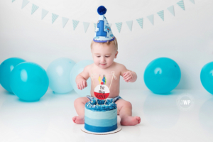 baby first birthday blue white balloons cake smash Kingston photographer