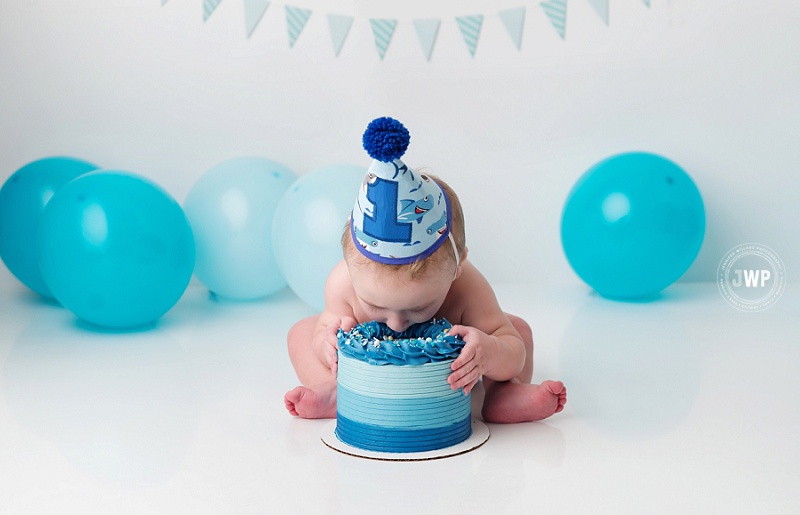 baby first birthday blue white balloons cake smash Kingston photographer