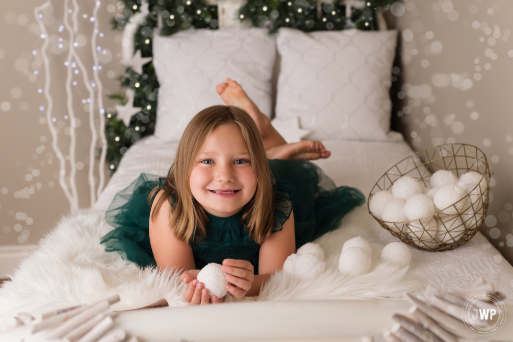 winter mini session snowballs snow lights garland Kingston family photographer