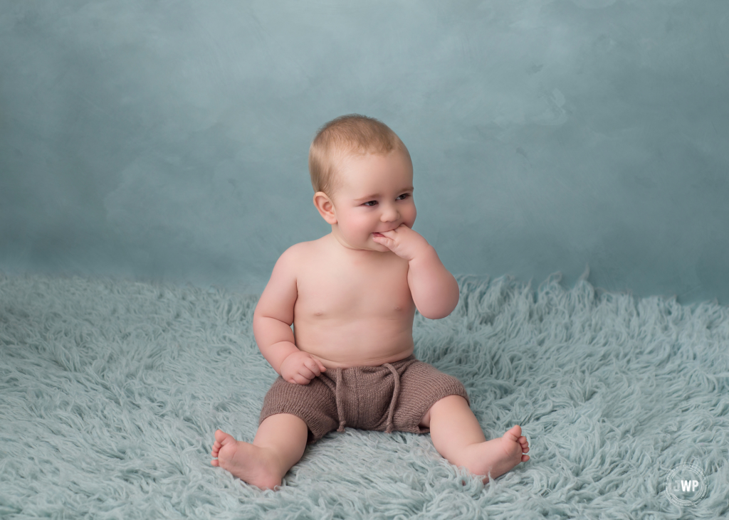 baby boy 6 months old blue backdrop flokati Kingston family photographer
