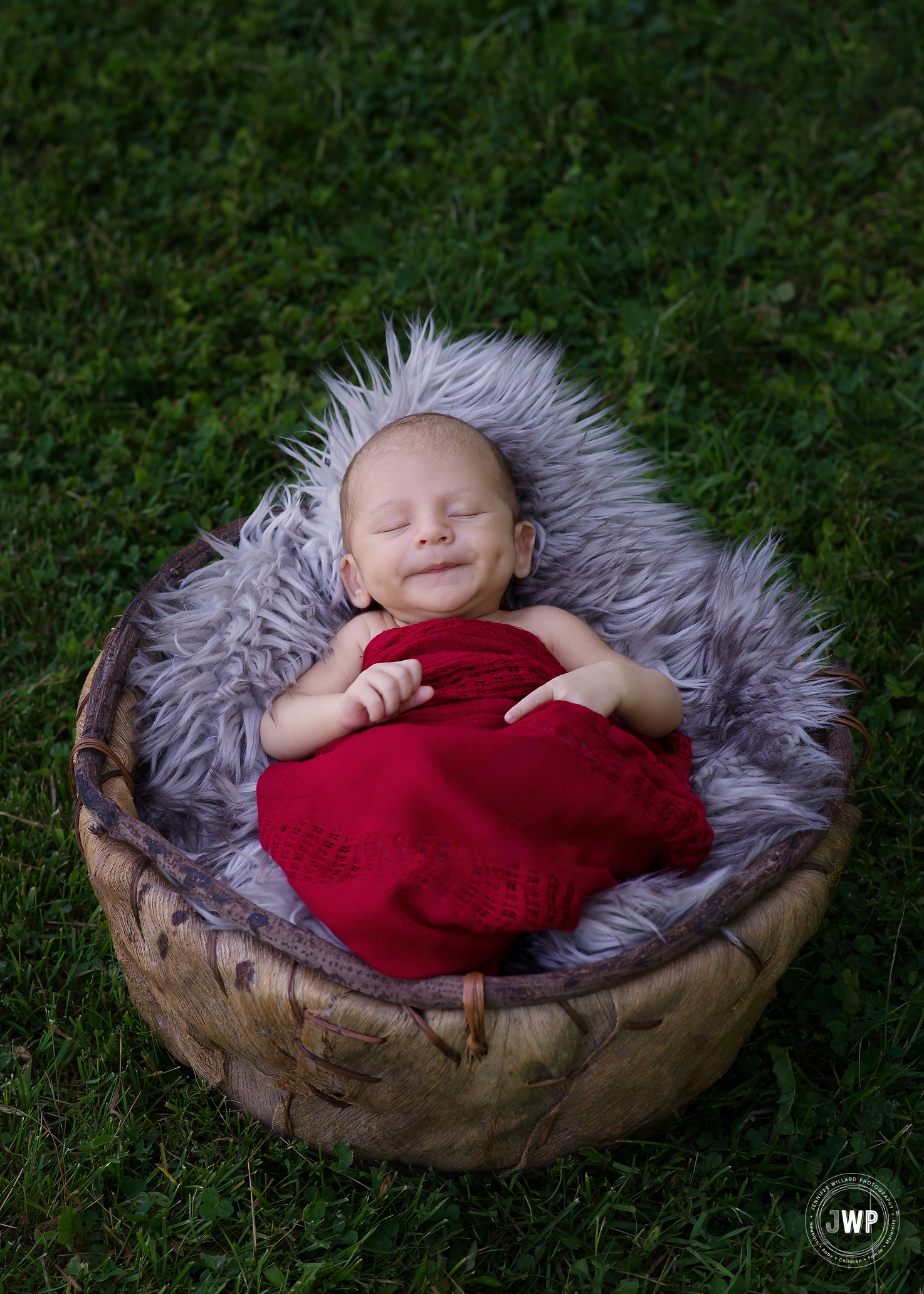 outdoor newborn lifestyle photography burlap bucket Kingston Ontario Portraits