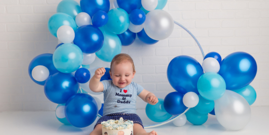 first birthday cake smash blue white balloons Kingston baby photographer