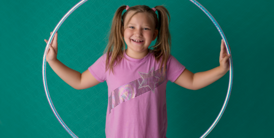 girl hula hoop green backdrop Kingston family photographer