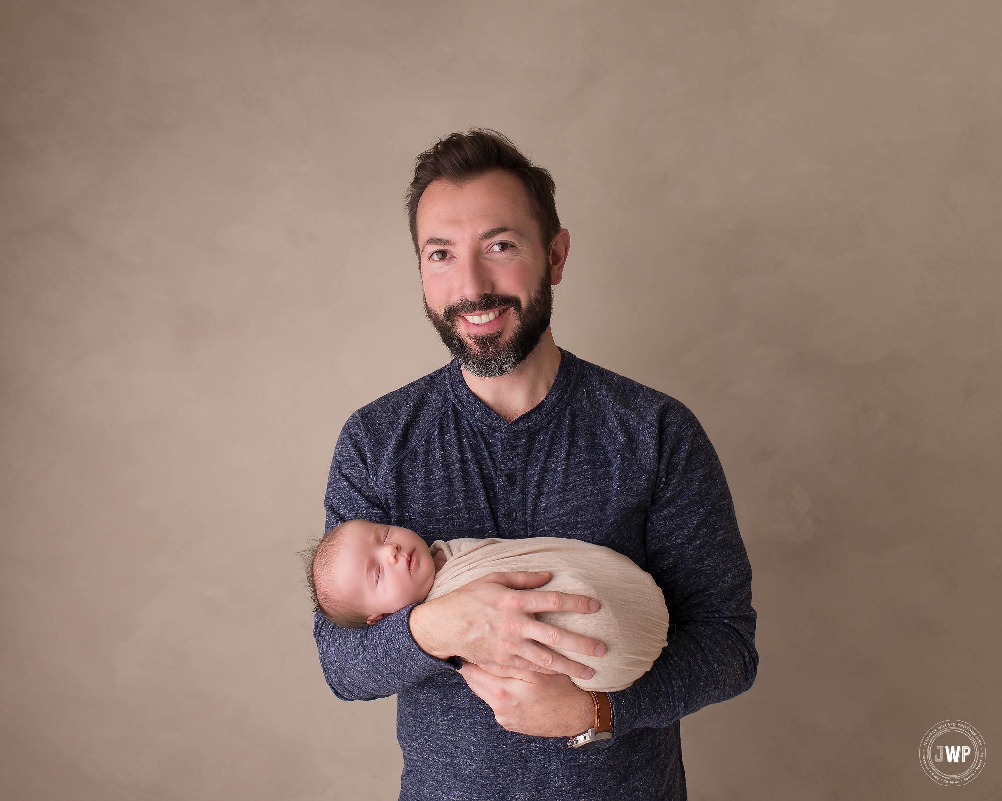 baby girl wrapped Father portrait studio Belleville newborn photographer