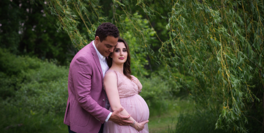 pregnant mother father willow tree Lemoine Point Kingston Maternity Photographer